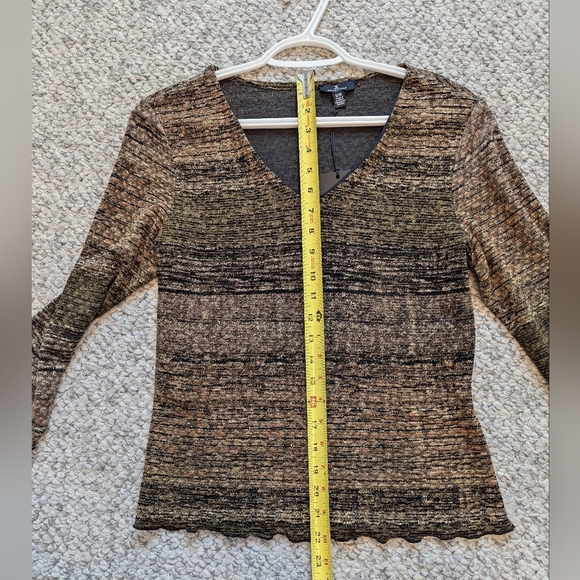 NWT Jules & Leopold Women's (Size M) V-Neck Top With Scalloped Hem and Sleeves - Picture 9 of 15